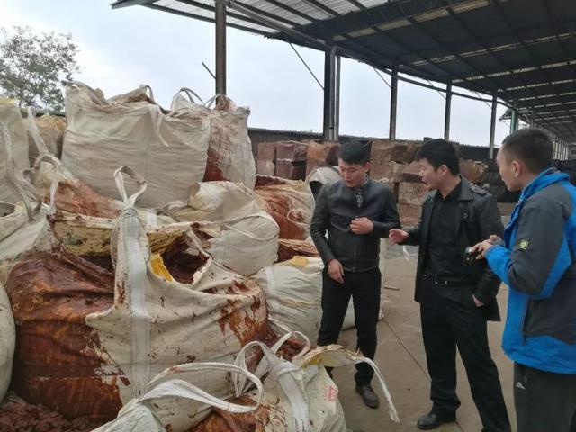 觸目驚心！誰(shuí)把萬(wàn)噸污染物倒入長(zhǎng)江？